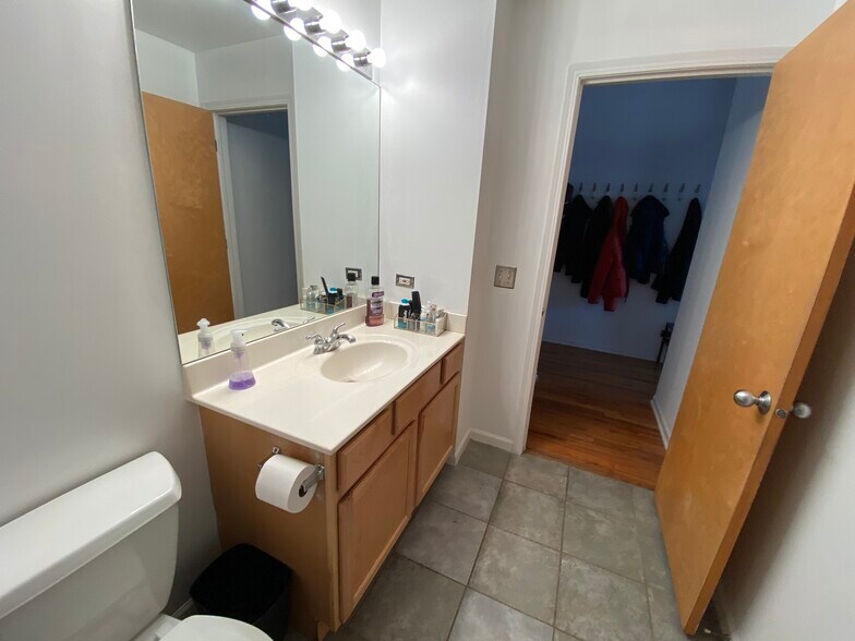 Building Photo - 215 N Aberdeen St