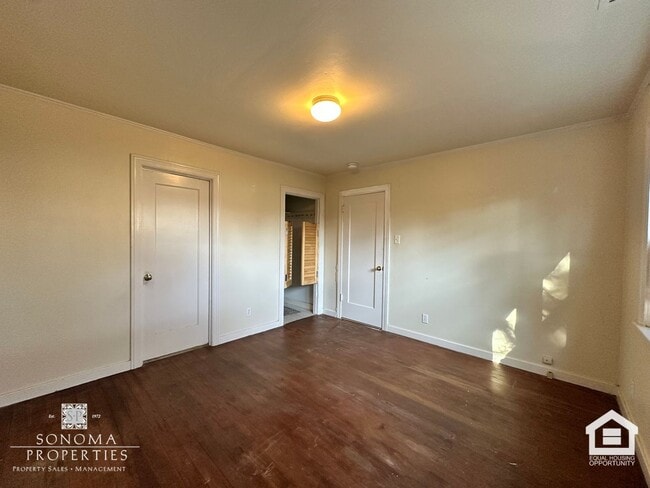 Building Photo - Charming Cottage, Close to Downtown/Plaza!