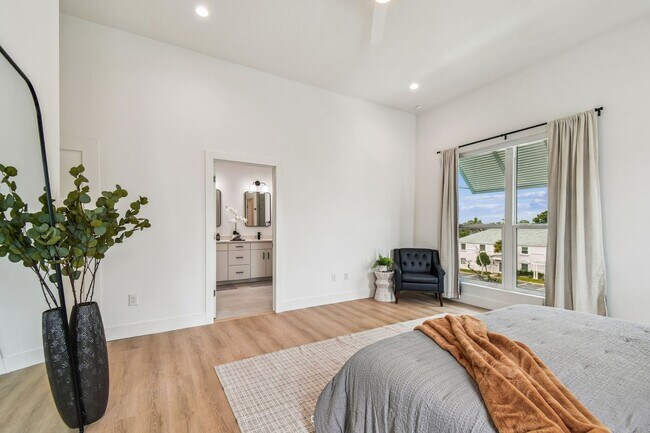 Building Photo - A charming coastal townhouse, just minutes from downtown St. Pete!