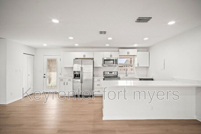 Building Photo - 4293 Island Cir