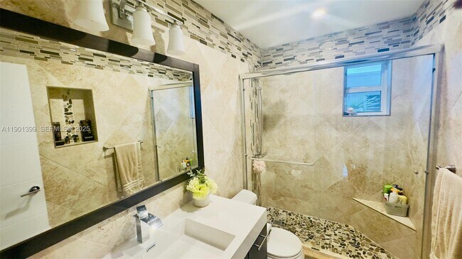 Building Photo - 329 SE 3rd St