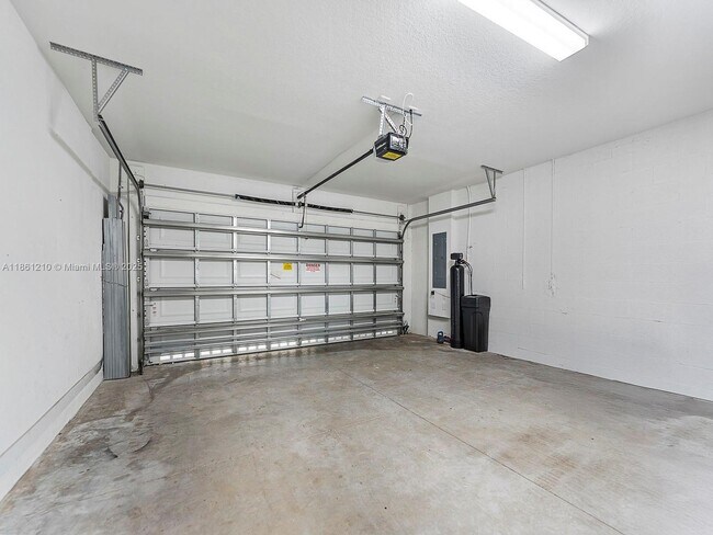Building Photo - 501 NE 6th Ct