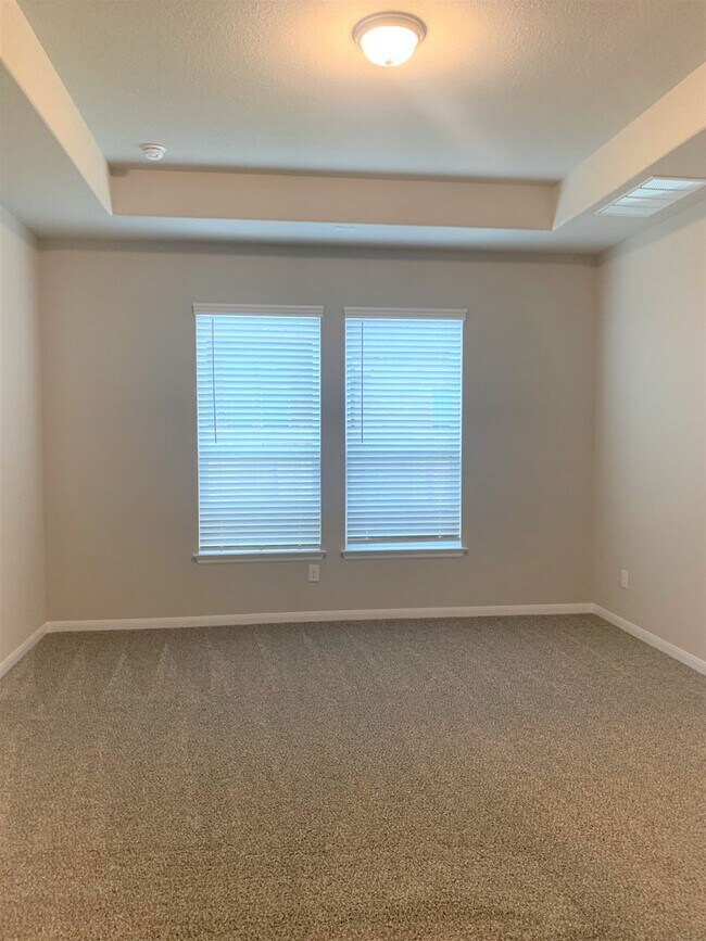 Building Photo - 4-Bedroom Home in Oak Creek - Highly Sough...