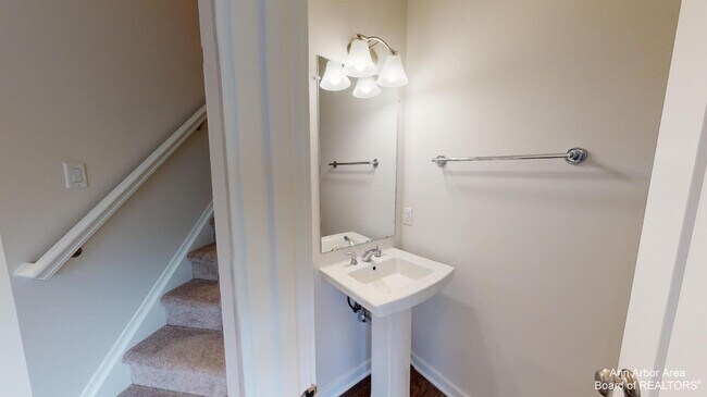 Building Photo - 2708 S Spurway Dr