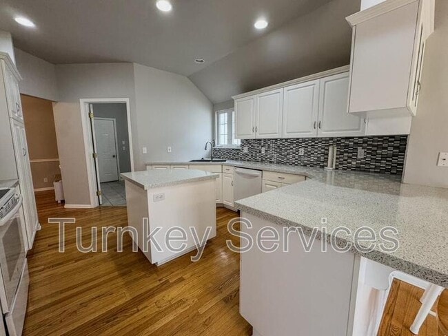 Building Photo - 717 Villa Plaza