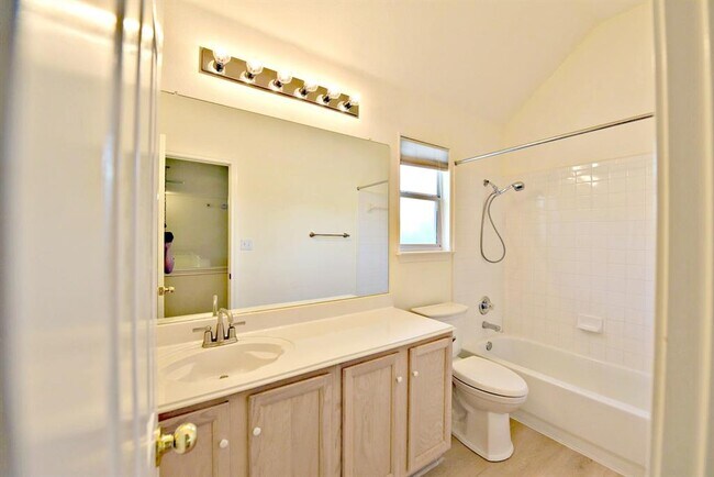 Building Photo - 4220 N Summercrest Loop