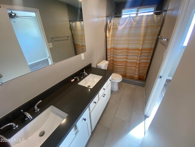 Building Photo - 4627 W Rose Ln