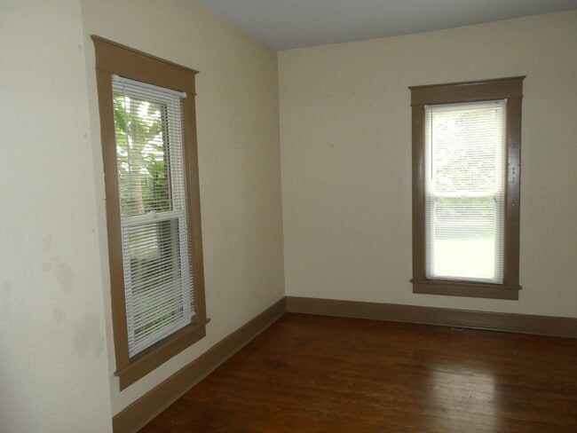 Building Photo - 2 Bedroom House Downtown