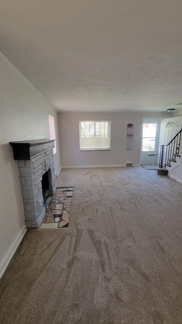 Building Photo - Spacious Three Bedroom Home