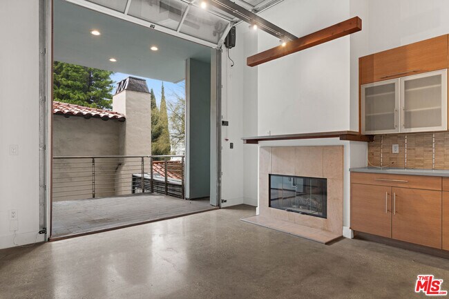 Building Photo - 1152 N La Cienega Blvd