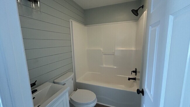 Building Photo - A rare find! Quiet country living in a single-level, 3 bed/2 bath home in Kennebunk!