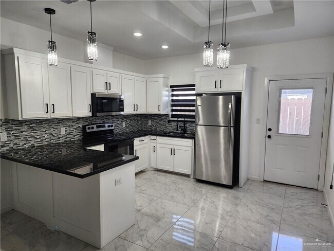 Building Photo - 1006 N Woodson Ave