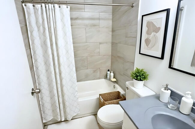 Building Photo - 725 W 1st Ave