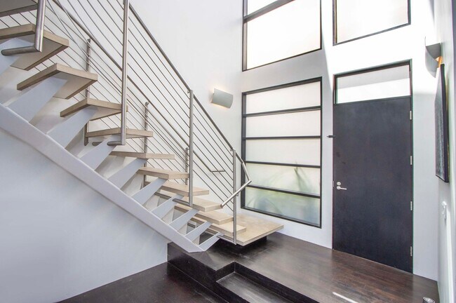 Building Photo - Stunning 4Bed/2.5ba Condo in Pacific Heights