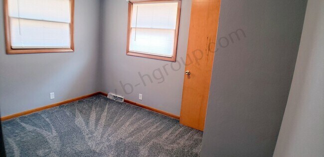 Building Photo - 3 Bedroom North side Ranch with Garage
