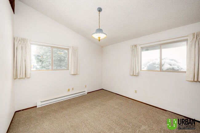 Building Photo - Spacious 2 bedrooms and 1 bathroom Town-ho...