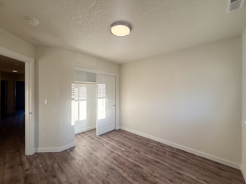 Building Photo - 507 NW Hillcrest Dr