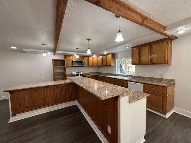 Building Photo - Fully remodeled home on acreage on N Shing...