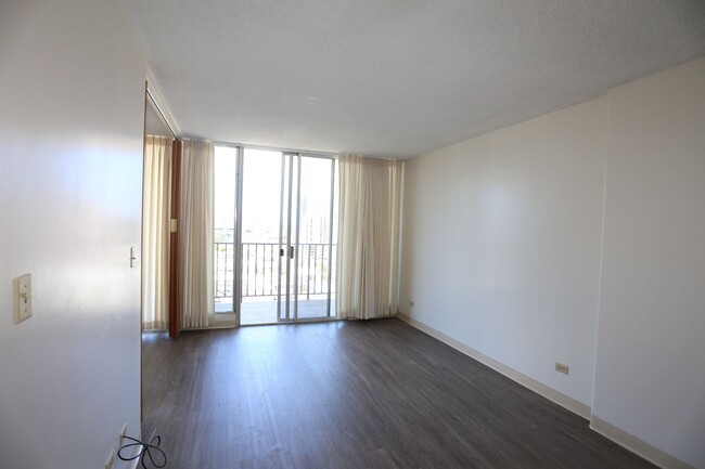 Building Photo - McCully Villa - 1 Bedroom plus Den, 1 Bath...