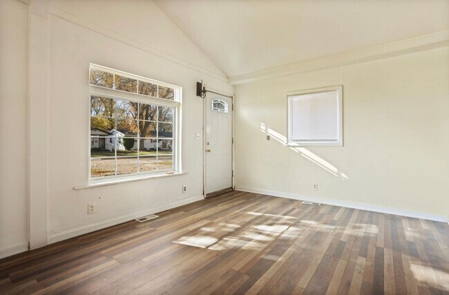 Building Photo - Open concept home in the City of Saginaw!