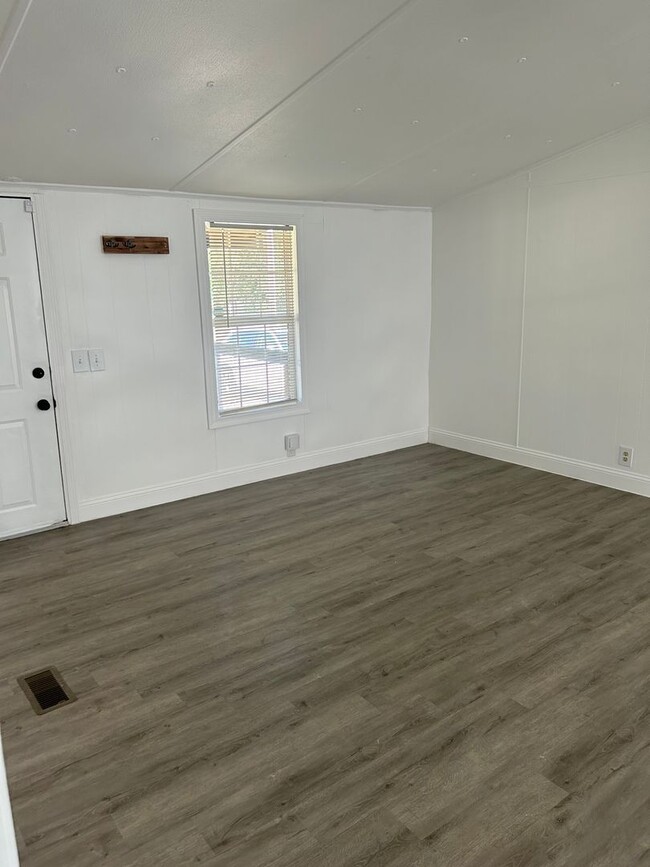 Building Photo - Greenville, 3BD/2.BA, 1536