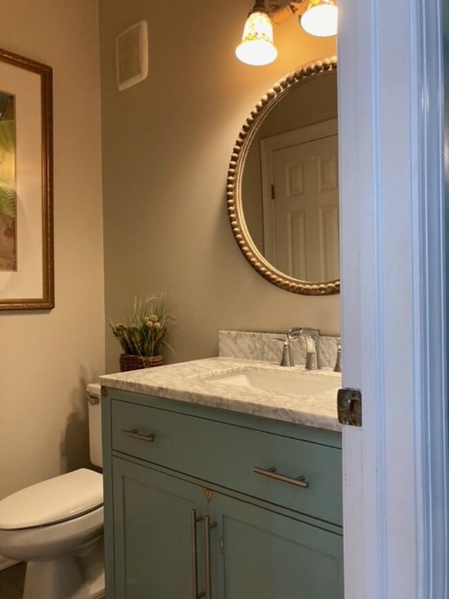 Building Photo - 117 Runaway Ln