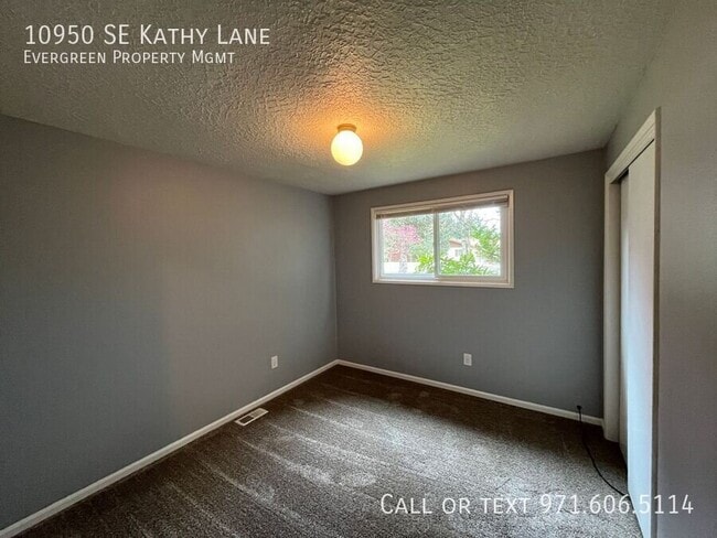 Building Photo - 10950 SE Kathy Ln