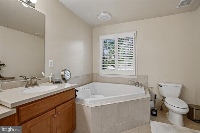 Building Photo - 1309 McLean Crest Ct