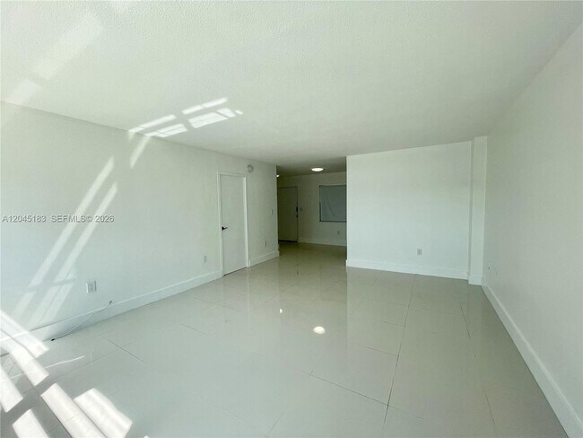 Building Photo - 220 Kings Point Dr