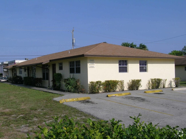 Building Photo - 3410 Lynwood Dr