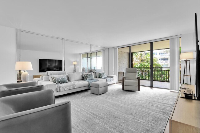 Building Photo - 1167 Hillsboro Mile