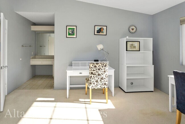 Building Photo - Beautiful Dual Master bedroom Townhome in ...