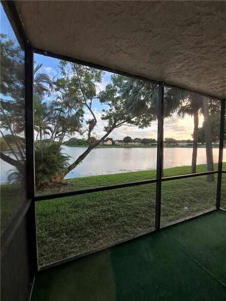 Building Photo - 9838 Nob Hill Ct