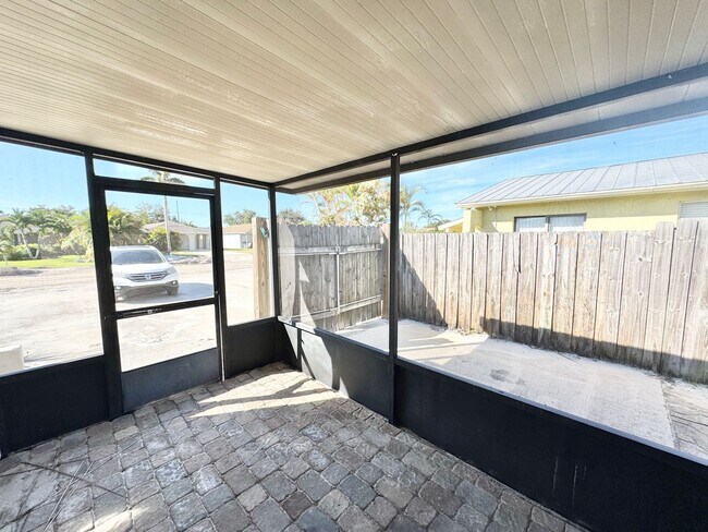 Building Photo - ** NAPLES PARK ** 3 BED / 2 BATH ** PET OK...