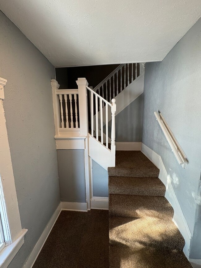 Building Photo - Move-In Ready 5-Bedroom Home in Prime Barberton Location