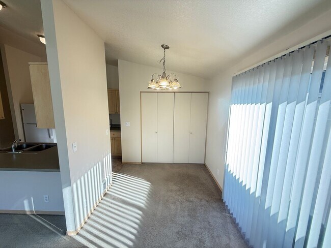 Building Photo - Updated 3 bedroom 2 bath house in Eugene!