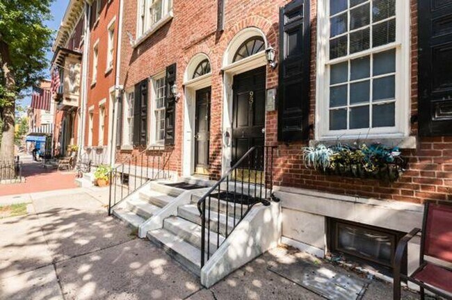 Primary Photo - Spacious 1 BR w/ Private Entrance & Renova...