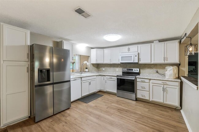 Building Photo - 27011 Azalea Ct