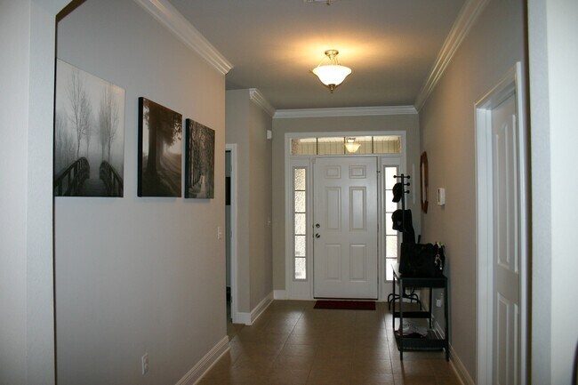 Building Photo - Great South Crestview Location!
