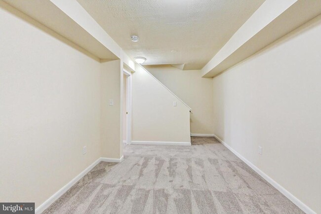 Building Photo - 906 West Side Dr