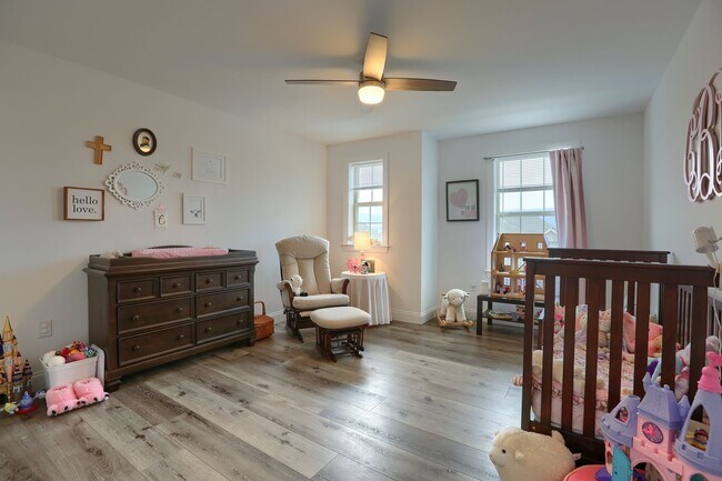 Building Photo - 4 bedroom townhome