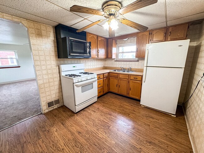 Building Photo - 125 Delrose Dr