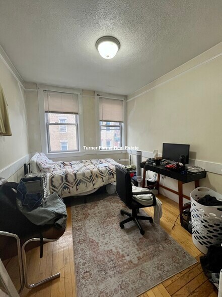 Building Photo - 168 Endicott St
