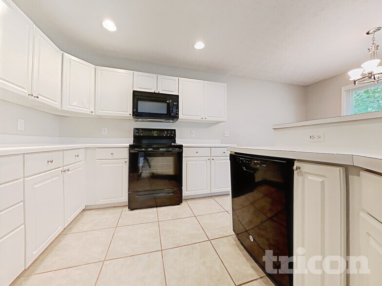 Building Photo - 2440 Lunetta Ln