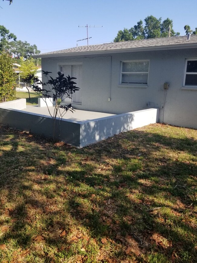 Building Photo - Three Bedroom with Bonus Room