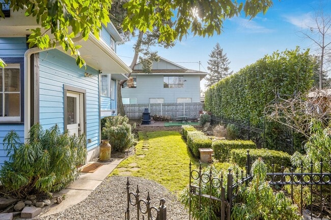 Building Photo - Fully furnished 5-bed, 3.5 bath home in hi...
