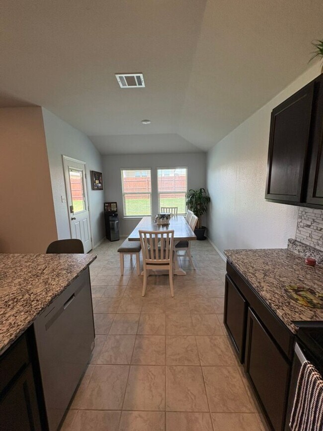 Building Photo - 4 Bedroom 2 Bath in Mesa Verde