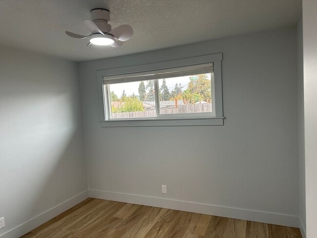Building Photo - Beautifully updated 2 bed/1bath duplex in Thurston!
