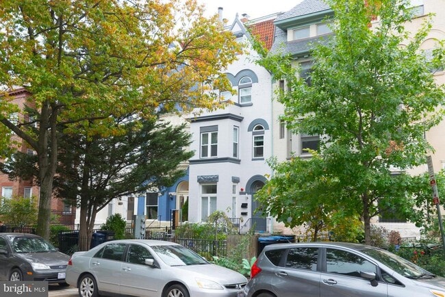 Building Photo - 1352 Kenyon St NW