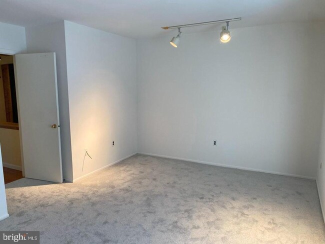 Building Photo - 49 Helios Ct